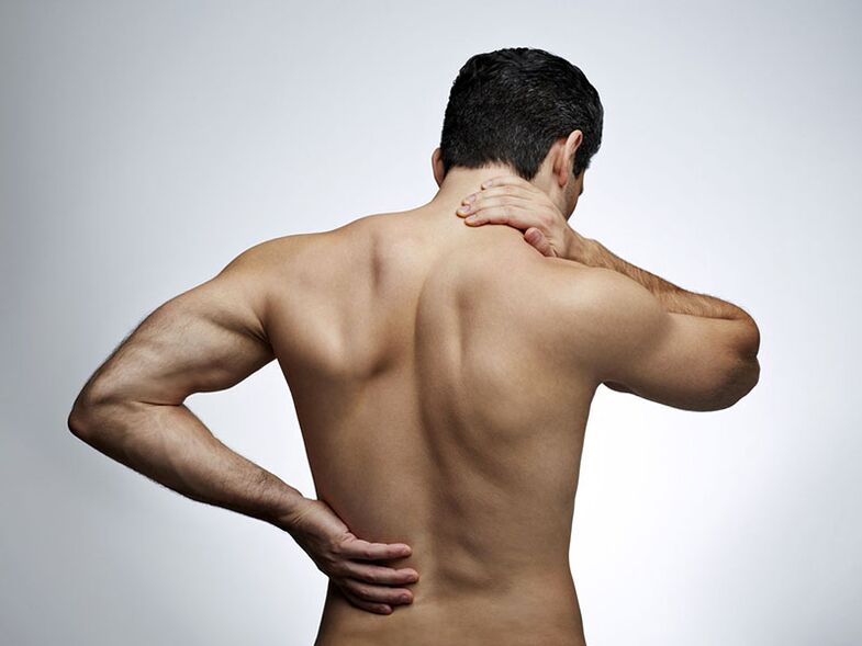 Os principais sintomas da osteocondrose são dores no pescoço, costas e região lombar. 