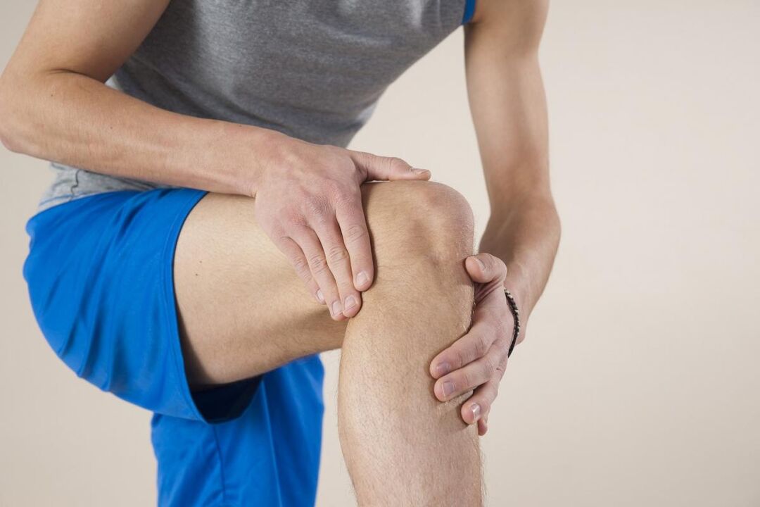 A primeira dor e rigidez na articulação devido à artrose é atribuída a entorses musculares e ligamentares
