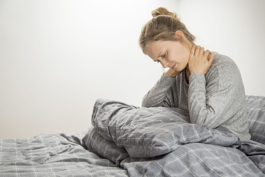 Mulher com sintomas de osteocondrose cervical